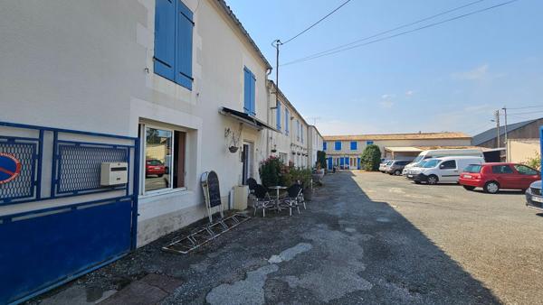ensemble immobilier de plus de 400m² avec parking