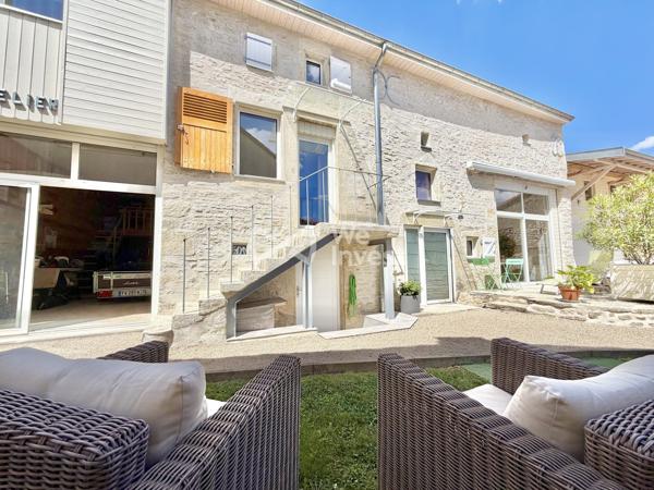 Maison en pierre rénovée de 152 m² habitables avec 3 chambres (possibilité 4), garages , terrasses et jardin.