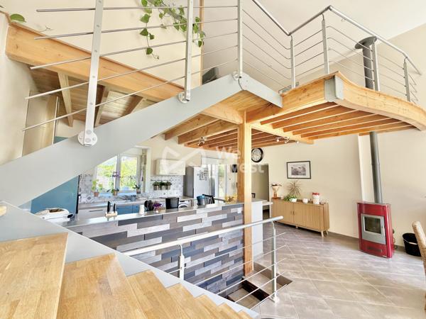 Maison en pierre rénovée de 152 m² habitables avec 3 chambres (possibilité 4), garages , terrasses et jardin.