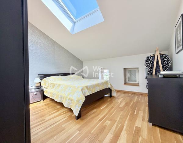 Maison en pierre rénovée de 152 m² habitables avec 3 chambres (possibilité 4), garages , terrasses et jardin.