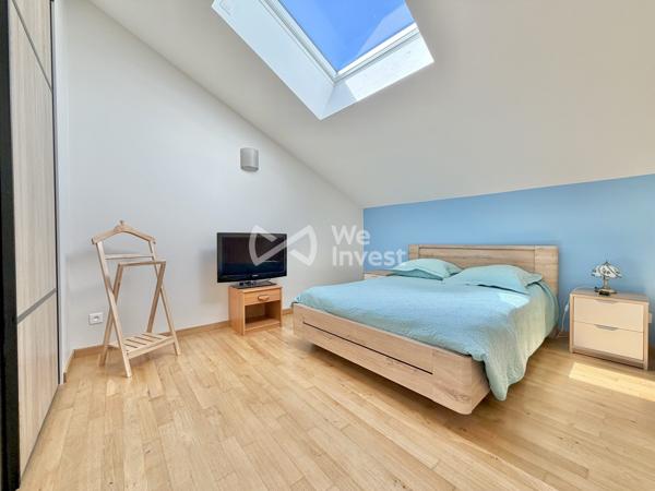 Maison en pierre rénovée de 152 m² habitables avec 3 chambres (possibilité 4), garages , terrasses et jardin.