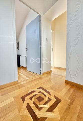 Maison en pierre rénovée de 152 m² habitables avec 3 chambres (possibilité 4), garages , terrasses et jardin.