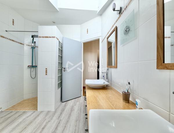 Maison en pierre rénovée de 152 m² habitables avec 3 chambres (possibilité 4), garages , terrasses et jardin.