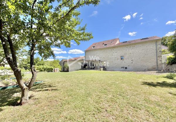 Maison en pierre rénovée de 152 m² habitables avec 3 chambres (possibilité 4), garages , terrasses et jardin.