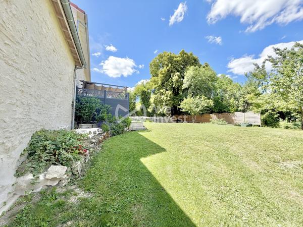 Maison en pierre rénovée de 152 m² habitables avec 3 chambres (possibilité 4), garages , terrasses et jardin.