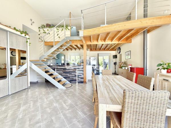 Maison en pierre rénovée de 152 m² habitables avec 3 chambres (possibilité 4), garages , terrasses et jardin.