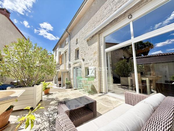 Maison en pierre rénovée de 152 m² habitables avec 3 chambres (possibilité 4), garages , terrasses et jardin.