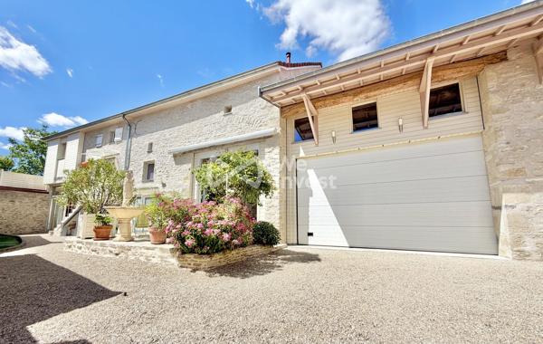 Maison en pierre rénovée de 152 m² habitables avec 3 chambres (possibilité 4), garages , terrasses et jardin.