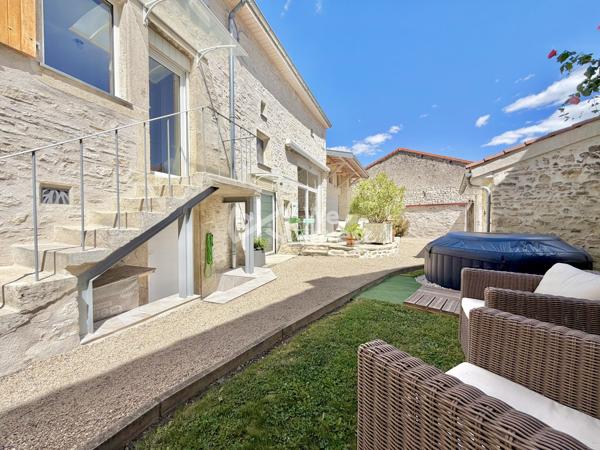 Maison en pierre rénovée de 152 m² habitables avec 3 chambres (possibilité 4), garages , terrasses et jardin.
