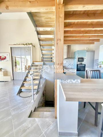 Maison en pierre rénovée de 152 m² habitables avec 3 chambres (possibilité 4), garages , terrasses et jardin.