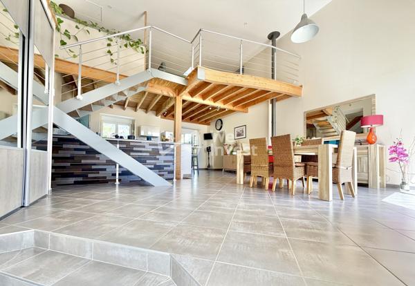 Maison en pierre rénovée de 152 m² habitables avec 3 chambres (possibilité 4), garages , terrasses et jardin.