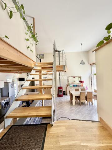 Maison en pierre rénovée de 152 m² habitables avec 3 chambres (possibilité 4), garages , terrasses et jardin.