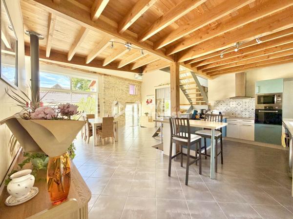 Maison en pierre rénovée de 152 m² habitables avec 3 chambres (possibilité 4), garages , terrasses et jardin.