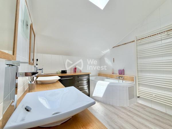 Maison en pierre rénovée de 152 m² habitables avec 3 chambres (possibilité 4), garages , terrasses et jardin.