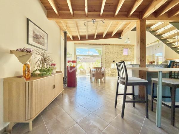Maison en pierre rénovée de 152 m² habitables avec 3 chambres (possibilité 4), garages , terrasses et jardin.