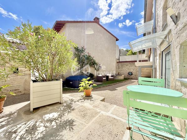 Maison en pierre rénovée de 152 m² habitables avec 3 chambres (possibilité 4), garages , terrasses et jardin.