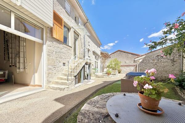 Maison en pierre rénovée de 152 m² habitables avec 3 chambres (possibilité 4), garages , terrasses et jardin.