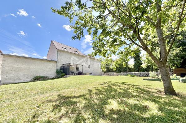 Maison en pierre rénovée de 152 m² habitables avec 3 chambres (possibilité 4), garages , terrasses et jardin.