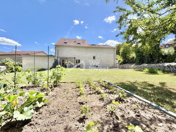 Maison en pierre rénovée de 152 m² habitables avec 3 chambres (possibilité 4), garages , terrasses et jardin.