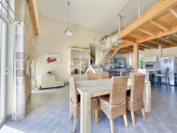 Maison en pierre rénovée de 152 m² habitables avec 3 chambres (possibilité 4), garages , terrasses et jardin.