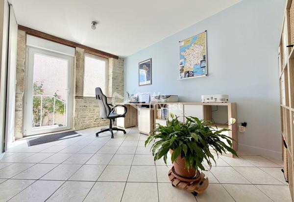 Maison en pierre rénovée de 152 m² habitables avec 3 chambres (possibilité 4), garages , terrasses et jardin.
