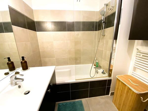 À Vendre : Appartement T2 Moderne En Centre-ville D'hyères