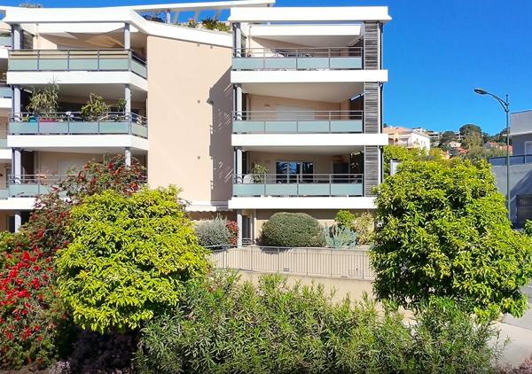 À Vendre : Appartement T2 Moderne En Centre-ville D'hyères