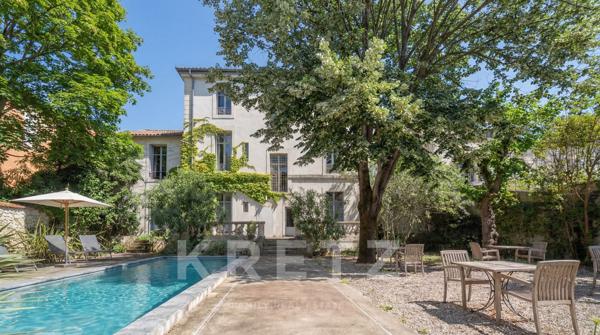 Hôtel particulier du XIXe avec jardin, piscine et garage en coeur de ville
