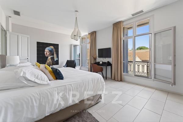 Hôtel particulier du XIXe avec jardin, piscine et garage en coeur de ville