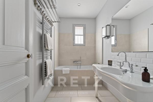 Hôtel particulier du XIXe avec jardin, piscine et garage en coeur de ville