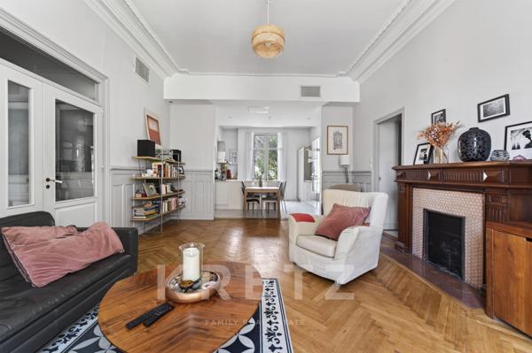 Hôtel particulier du XIXe avec jardin, piscine et garage en coeur de ville