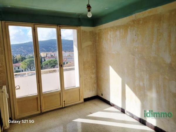 Exclusivité et Affaire Draguignan proche centre F4/5 traversant au 8eme étage ascenceur 2 balcons cave 141750€ Draguignan (83300)