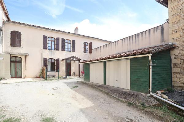 Immeuble avec 4 logements, 5 garages sur terrain de 1187m2