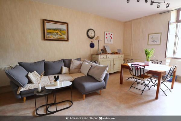 Immeuble avec 4 logements, 5 garages sur terrain de 1187m2