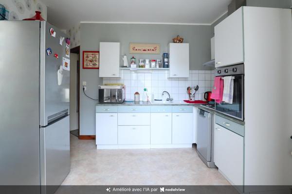 Immeuble avec 4 logements, 5 garages sur terrain de 1187m2