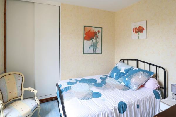 Immeuble avec 4 logements, 5 garages sur terrain de 1187m2