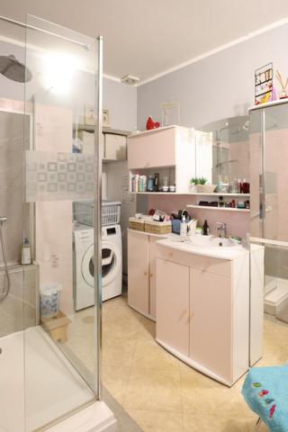 Immeuble avec 4 logements, 5 garages sur terrain de 1187m2