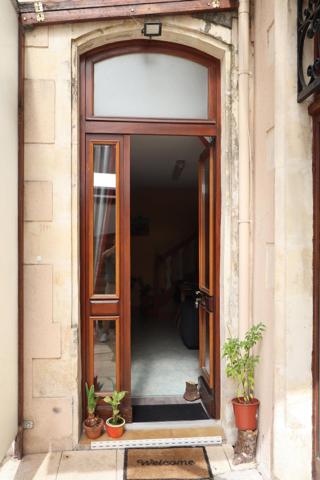 Immeuble avec 4 logements, 5 garages sur terrain de 1187m2