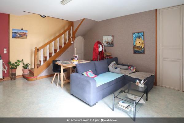 Immeuble avec 4 logements, 5 garages sur terrain de 1187m2