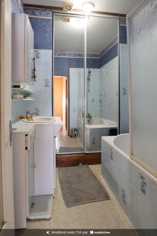 Immeuble avec 4 logements, 5 garages sur terrain de 1187m2