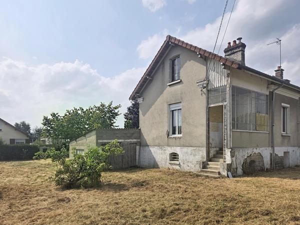 maison semi mitoyenne 3pièces  avec jardin et  garage à rénover, proche de toutes commodités, axe Soissons /Chauny