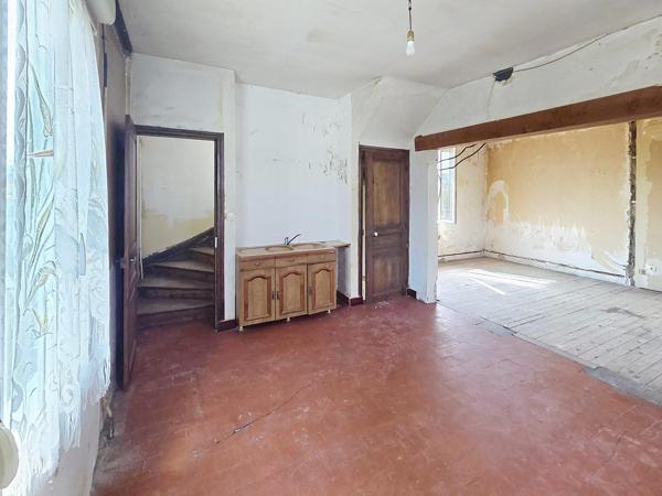 maison semi mitoyenne 3pièces  avec jardin et  garage à rénover, proche de toutes commodités, axe Soissons /Chauny