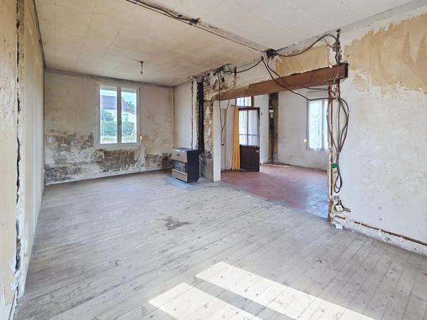 maison semi mitoyenne 3pièces  avec jardin et  garage à rénover, proche de toutes commodités, axe Soissons /Chauny