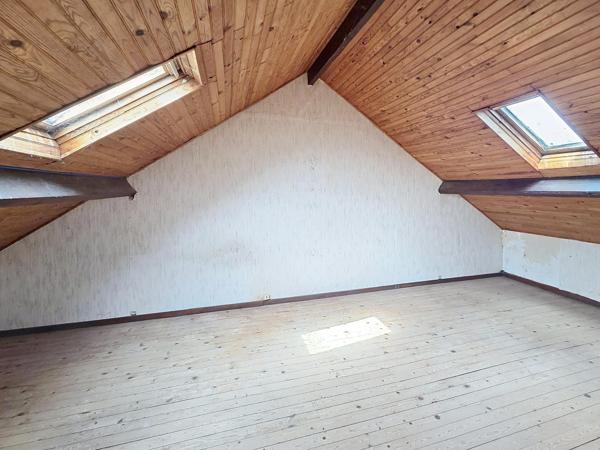 maison semi mitoyenne 3pièces  avec jardin et  garage à rénover, proche de toutes commodités, axe Soissons /Chauny