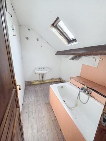 maison semi mitoyenne 3pièces  avec jardin et  garage à rénover, proche de toutes commodités, axe Soissons /Chauny