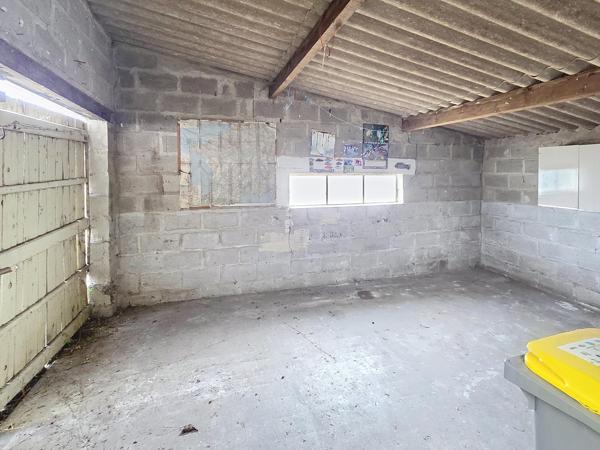 maison semi mitoyenne 3pièces  avec jardin et  garage à rénover, proche de toutes commodités, axe Soissons /Chauny