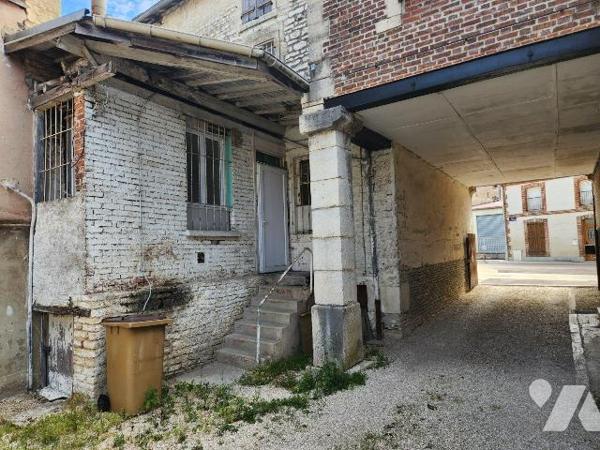 À vendre à Bar-sur-Aube - Ancien Café du Rocher, un bien de caractère à fort potentiel !

Sit...
