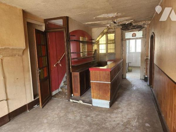À vendre à Bar-sur-Aube - Ancien Café du Rocher, un bien de caractère à fort potentiel !

Sit...
