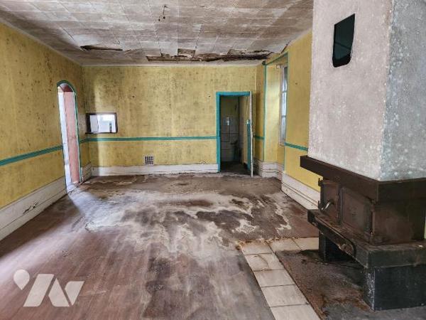 À vendre à Bar-sur-Aube - Ancien Café du Rocher, un bien de caractère à fort potentiel !

Sit...