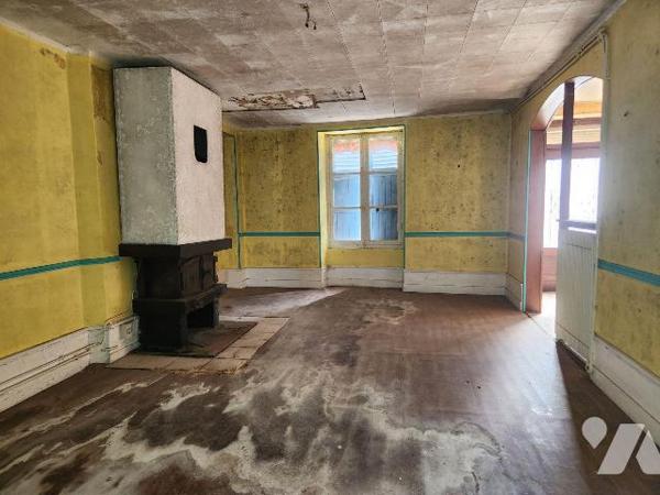 À vendre à Bar-sur-Aube - Ancien Café du Rocher, un bien de caractère à fort potentiel !

Sit...